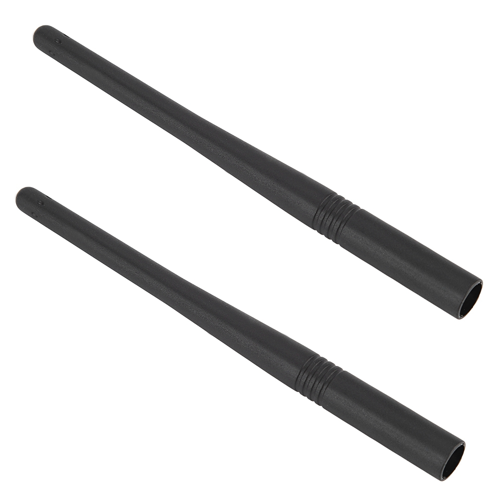 Zwei schwarze Antennen sind diagonal auf einem weißen Hintergrund positioniert, scheinbar für drahtlose Signale.