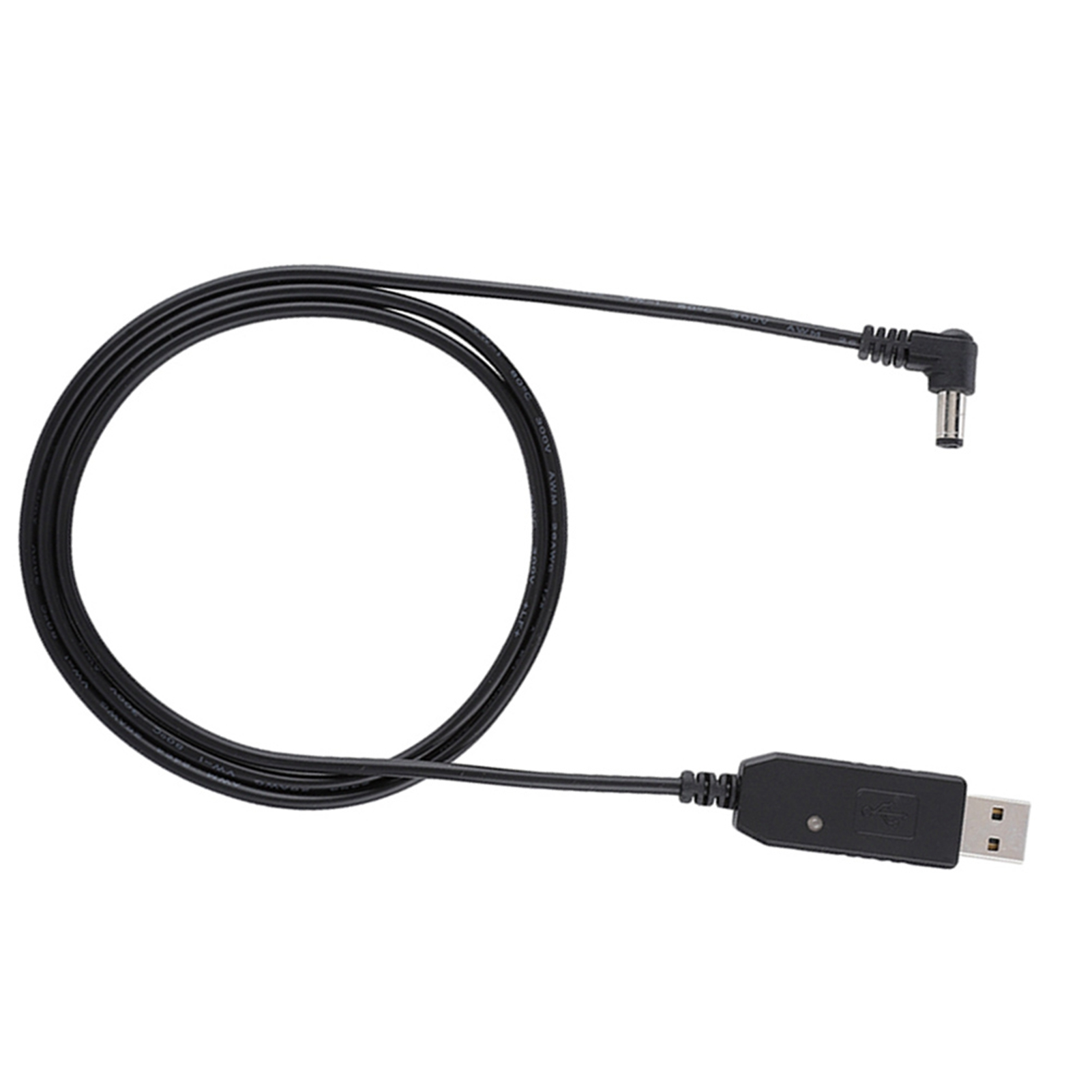 Schwarzes Kabel mit USB- und DC-Anschlüssen in einer Spule auf weißem Hintergrund.