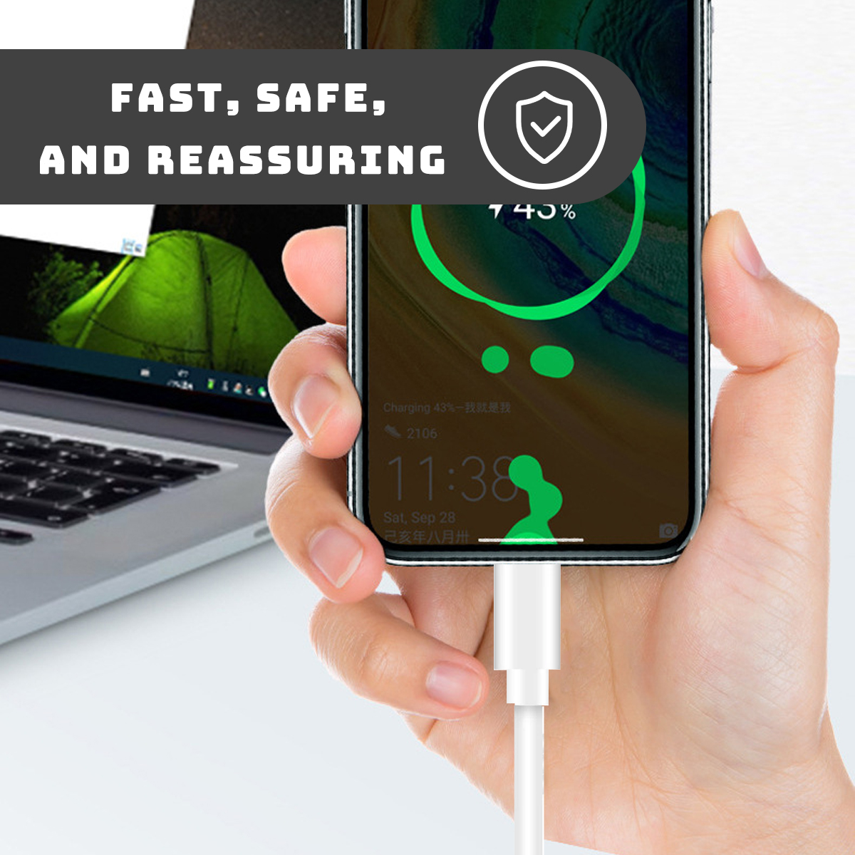 Nahaufnahme einer Hand, die ein Telefon hält, das gerade aufgeladen wird. Der Akkustand beträgt 43%.