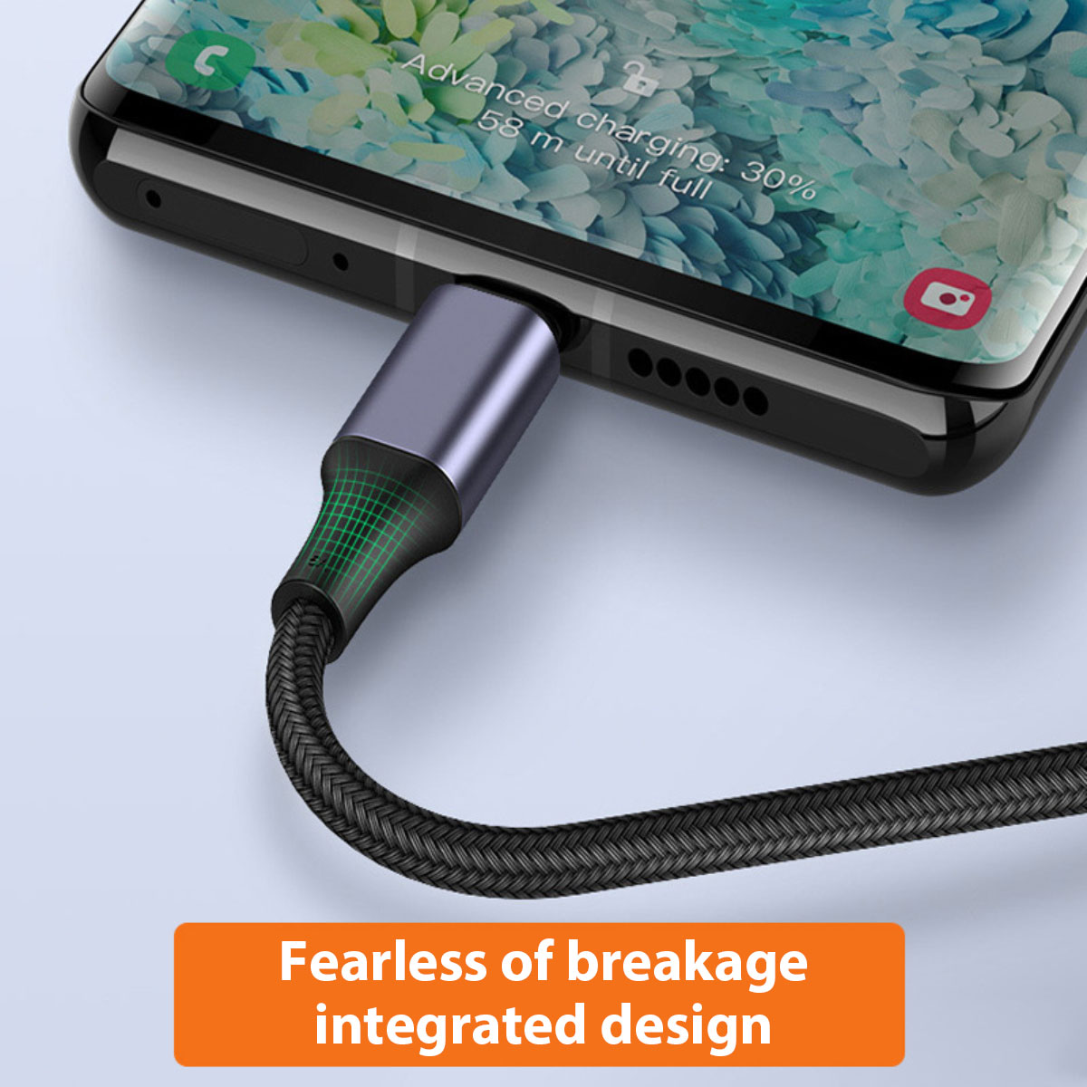 Telefon wird mit einem grauen Kabel aufgeladen. Das Telefon zeigt 30 % geladen an.