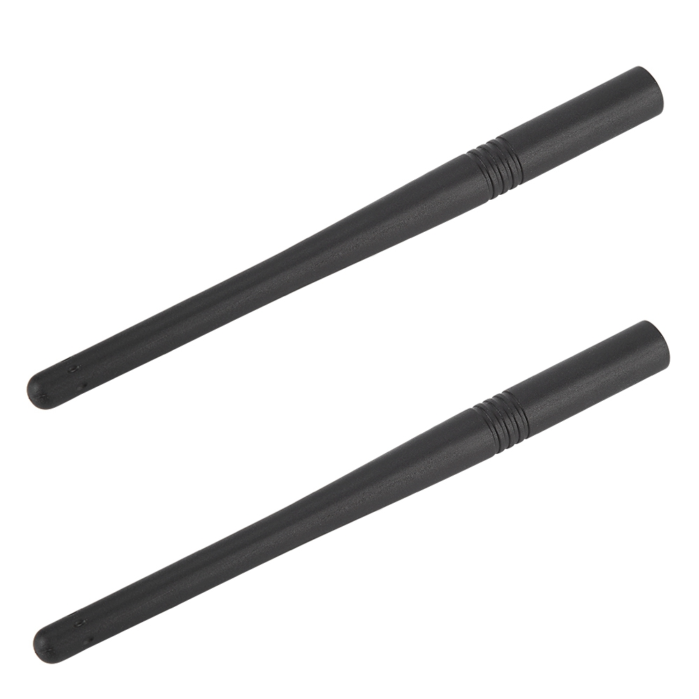 Zwei schwarze Antennen liegen diagonal vor einem weißen Hintergrund und zeigen ihre zylindrische Form und ihr Design.