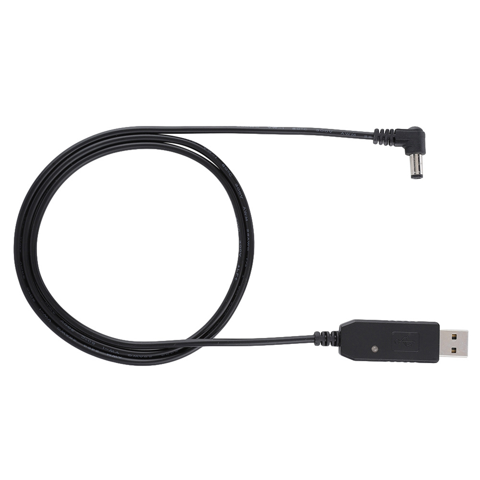 Ein schwarzes USB-zu-DC-Stromkabel ist vor einem weißen Hintergrund aufgerollt und zeigt seine Anschlüsse.