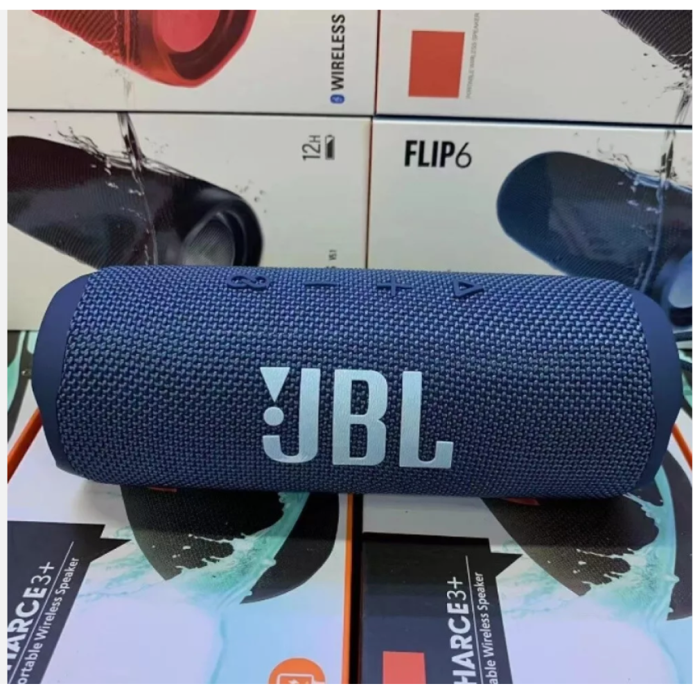 Ein blauer JBL Flip 6 Lautsprecher ist zentriert, mit Kisten ähnlicher Lautsprecher im Hintergrund gestapelt.