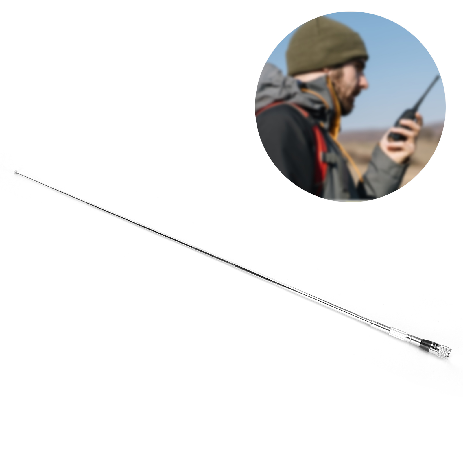 Eine silberne Teleskopantenne, vollständig ausgefahren, mit einem verschwommenen Einsatz einer Person, die ein Funkgerät hält.