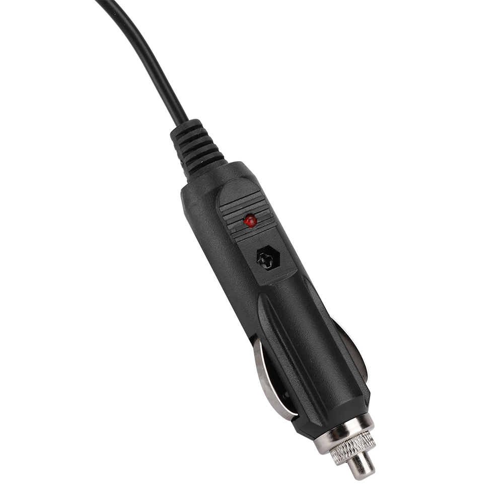 Nahaufnahme eines schwarzen Kfz-Adapters mit einer roten Kontrollleuchte vor einem weißen Hintergrund.