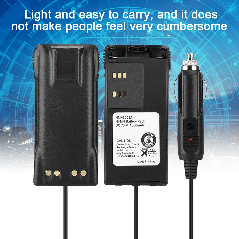 Zwei schwarze Batterien und ein Autoladegerät mit einem schwarzen Kabel werden auf einem weißen Hintergrund angezeigt.