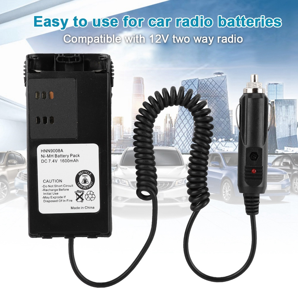 Ein schwarzer Akkupack und ein Autoladegerät sind mit einem spiralförmigen Kabel vor einer mit Autos gefüllten Stadtlandschaft verbunden.