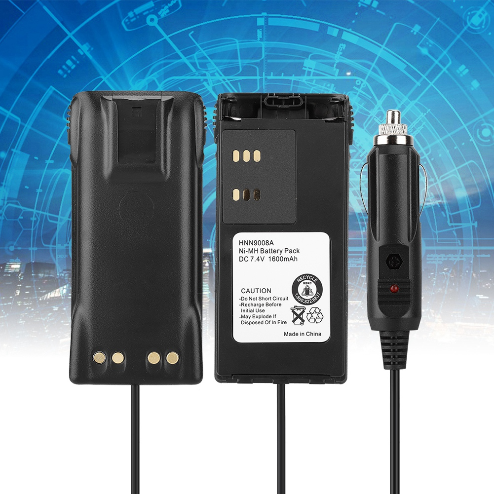 Zwei schwarze Batterien und ein Autoladegerät mit einem schwarzen Kabel werden auf einem blauen Hintergrund angezeigt.
