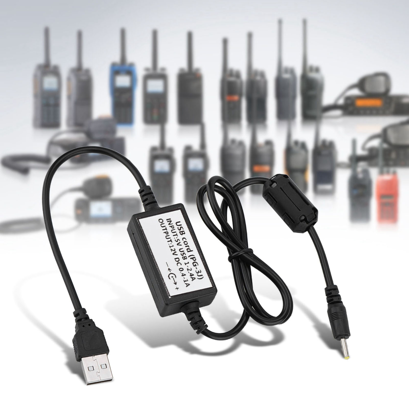 Dies zeigt ein USB-Ladekabel mit einem Etikett vor einem verschwommenen Hintergrund ähnlicher Geräte.