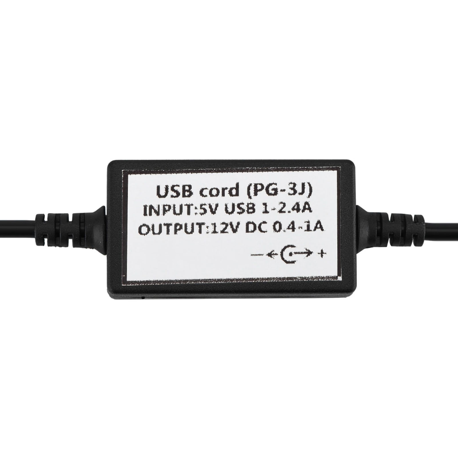 Das Bild zeigt eine Nahaufnahme eines USB-Ladekabelmoduls mit detaillierten Eingangs-/Ausgangsspezifikationen auf einem weißen Etikett.
