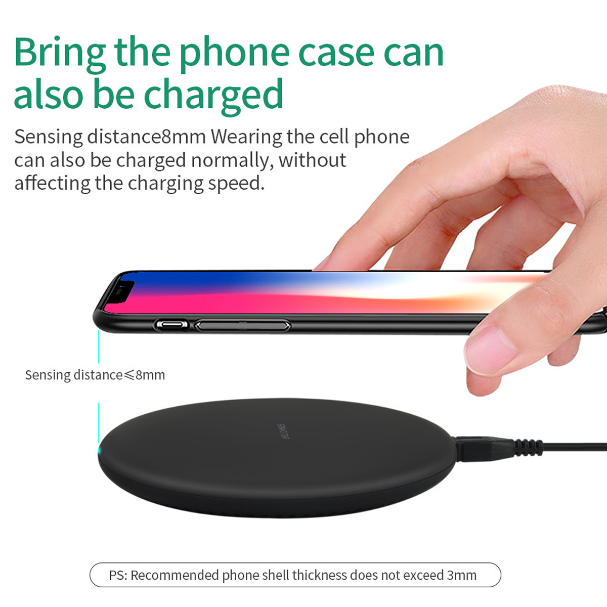 Ein schwarzes Smartphone wird kabellos auf einem schwarzen Ladepad geladen. Eine Hand schwebt über dem Telefon.