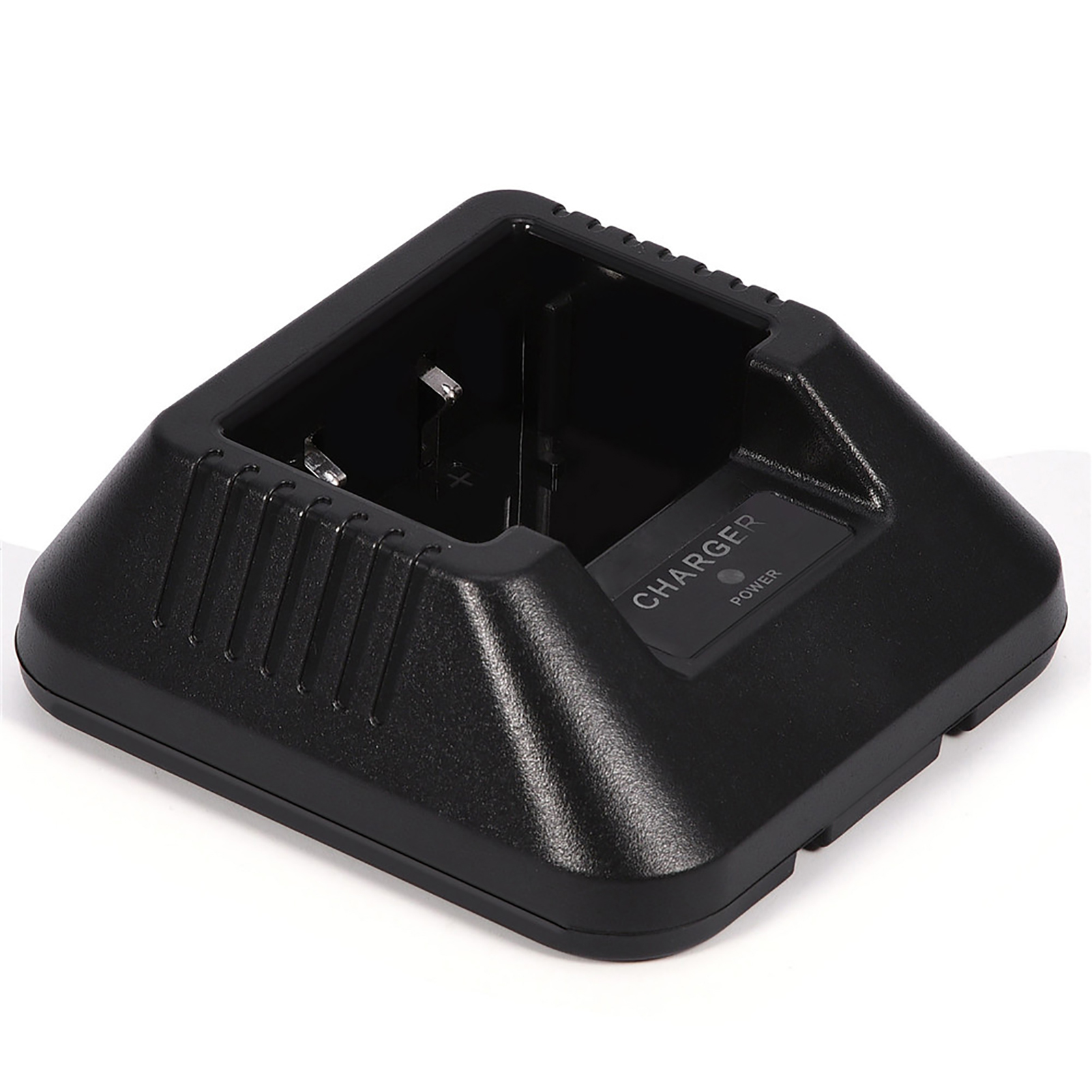 Ein schwarzes Batterieladegerät ist auf einer weißen Oberfläche abgewinkelt. Es gibt einen Ausschnitt zum Einsetzen einer Batterie und das Wort "CHARGER" darauf.