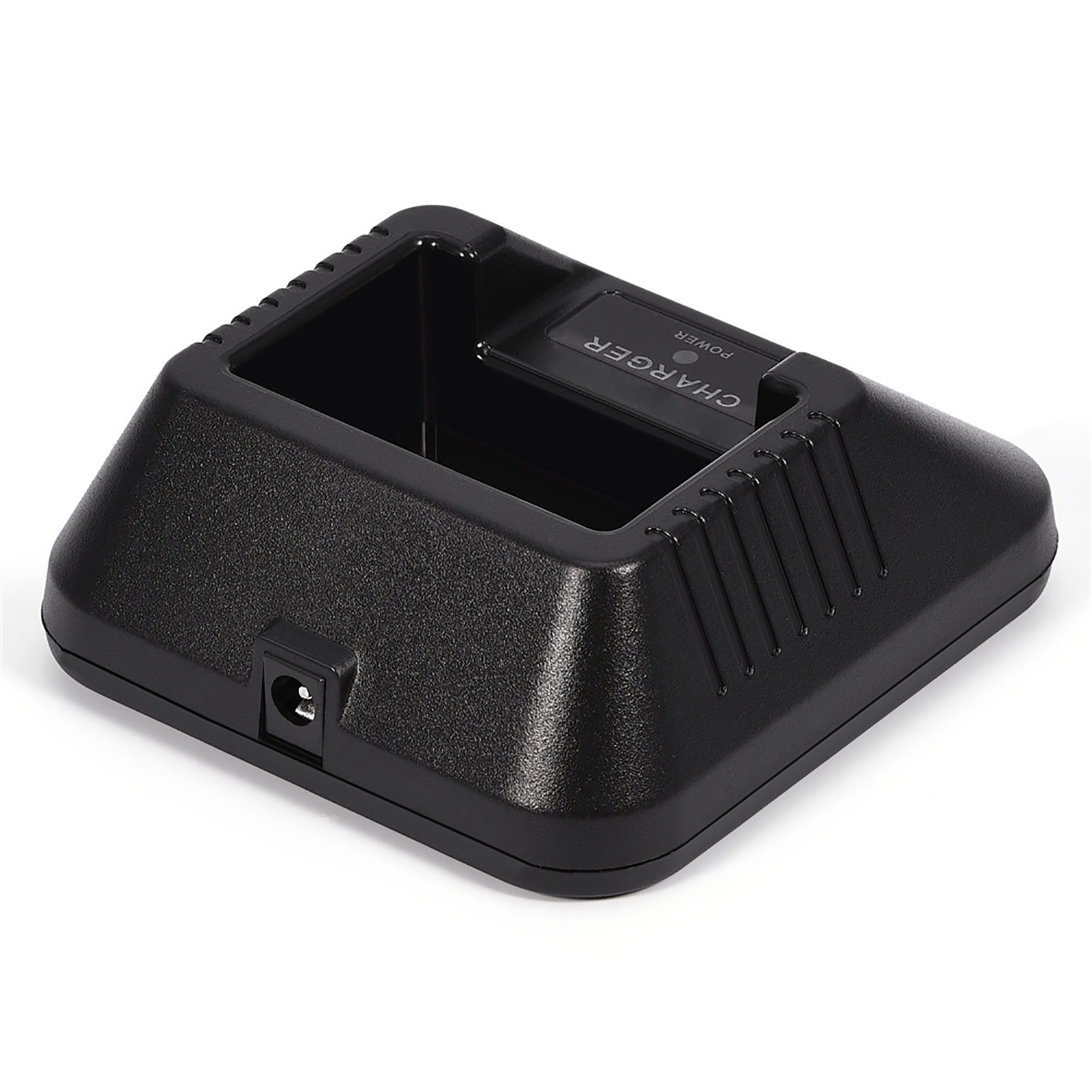 Ein schwarzes Batterieladegerät ist auf einer weißen Oberfläche positioniert. Es hat eine quadratische Form und einen Platz zum Einsetzen der Batterie.
