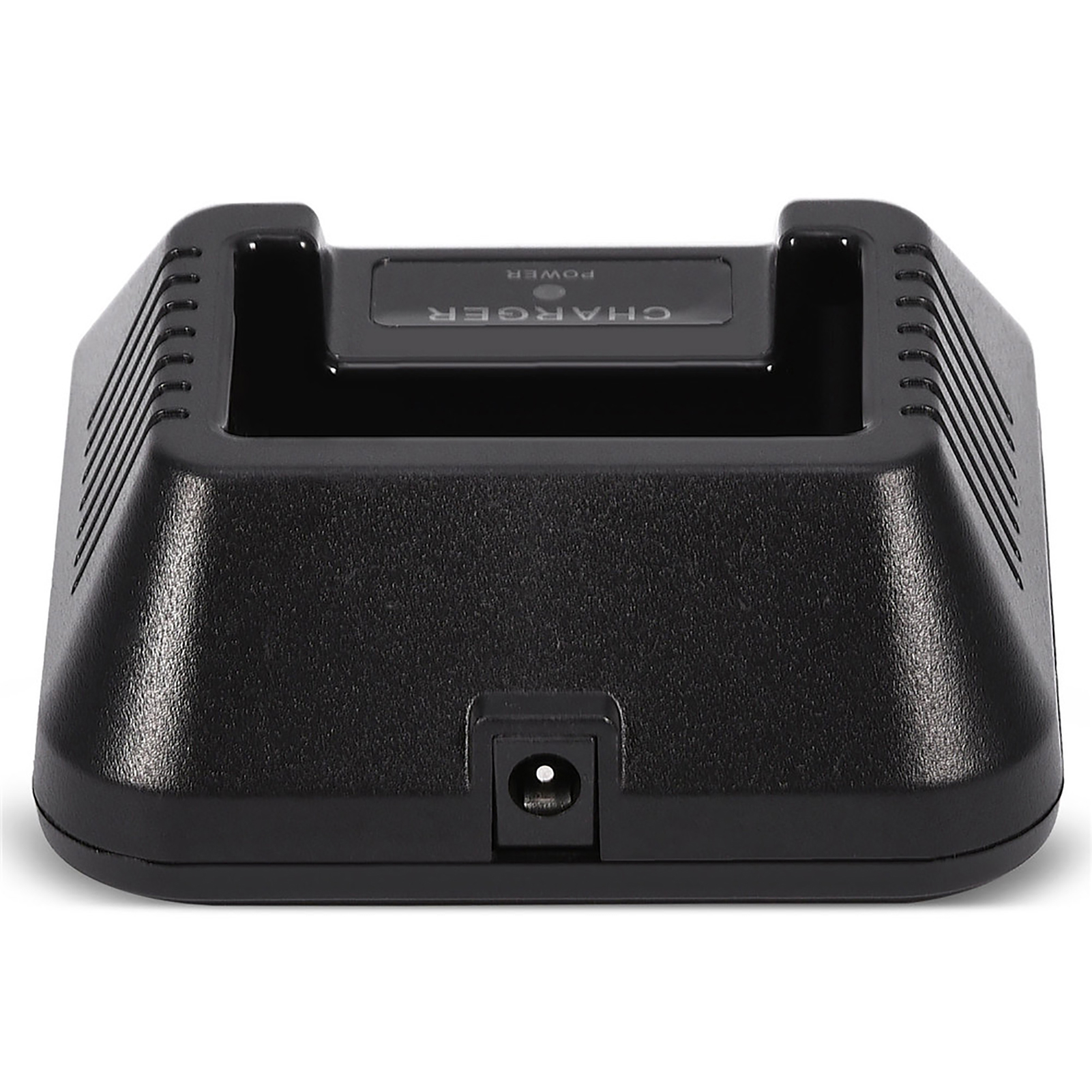Ein schwarzes Batterieladegerät steht auf einer weißen Oberfläche. Es ist quadratisch mit einem Ausschnitt zum Einsetzen einer Batterie zum Aufladen.