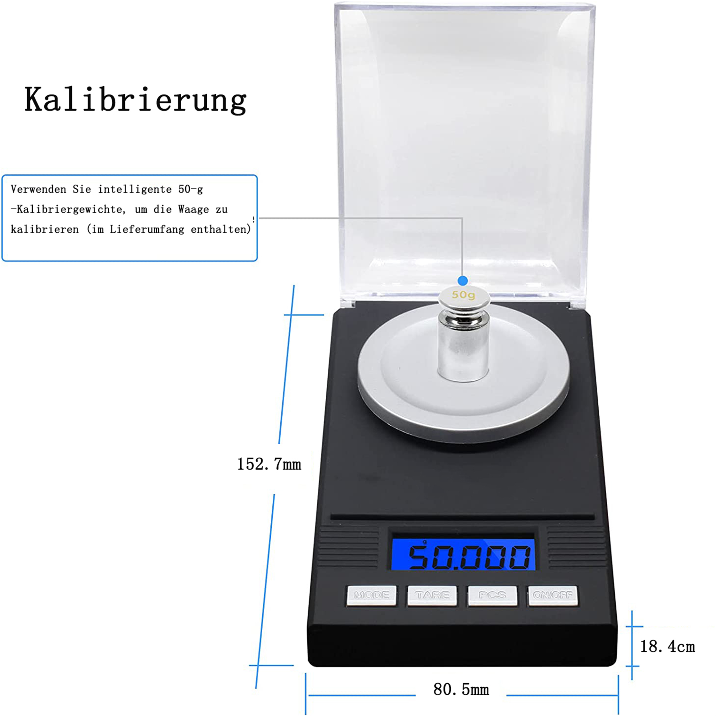 Schwarze Digitalwaage mit einem 50g-Gewicht auf der Waage. Enthält Maße, die die Abmessungen der Waage angeben.