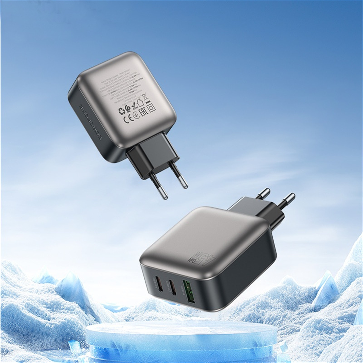 Zwei graue USB-Netzteile auf einer blauen, eisigen Bühne.