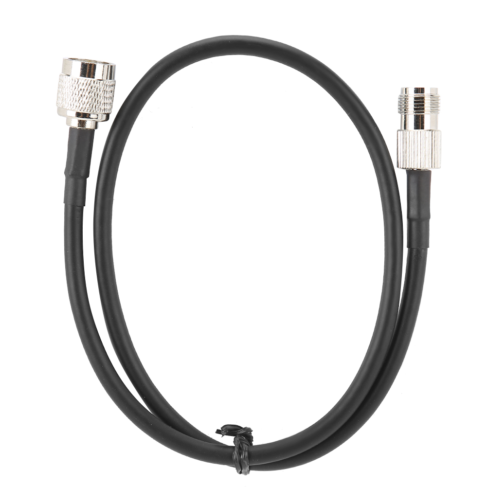 Ein schwarzes Kabel mit Metallanschlüssen an jedem Ende, ordentlich auf einem weißen Hintergrund aufgerollt.