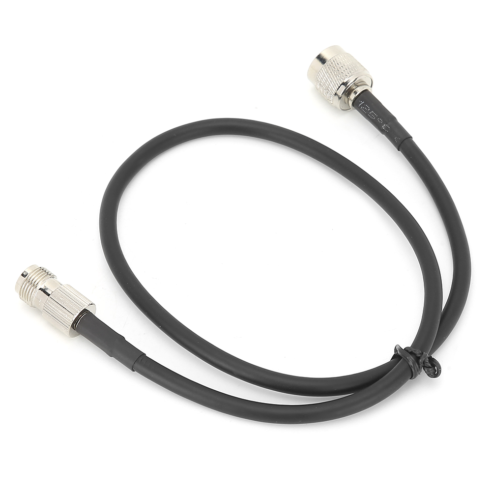 Ein kurzes, schwarzes Kabel mit silbernen Anschlüssen an beiden Enden, isoliert auf einem weißen Hintergrund.
