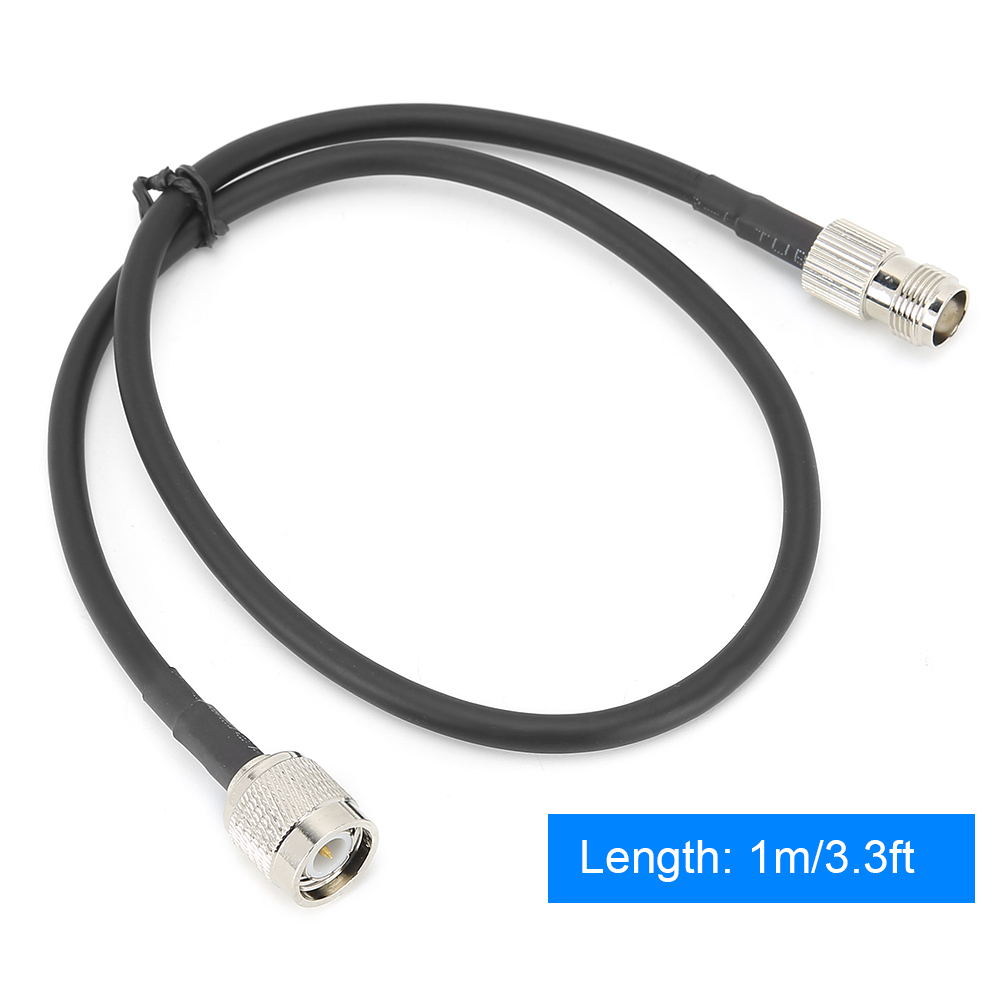 Schwarzes Kabel mit silbernen Anschlüssen auf weißem Hintergrund.