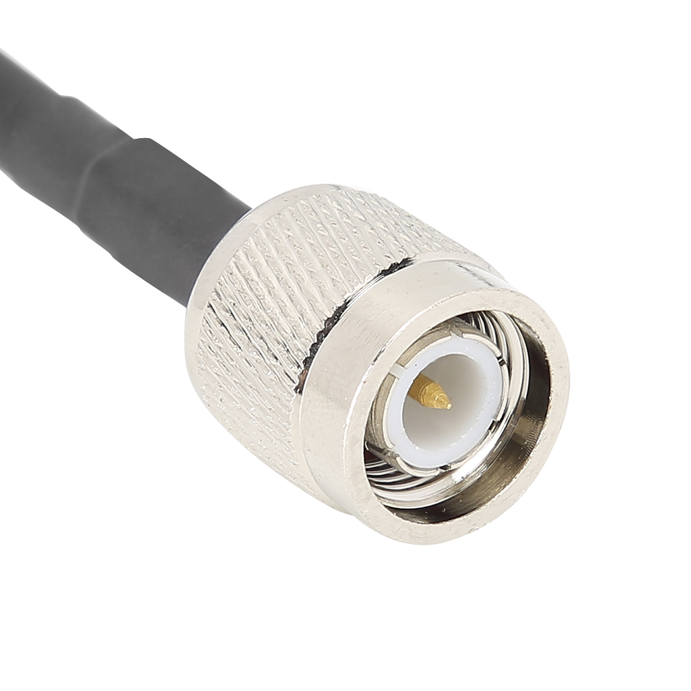 Nahaufnahme eines silbernen Steckers mit einem schwarzen Kabel.