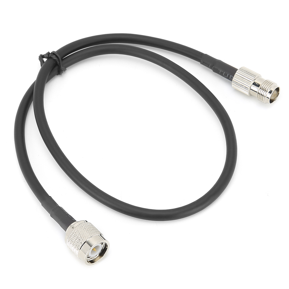 Schwarzes Kabel mit silbernen Anschlüssen auf einer weißen Oberfläche.