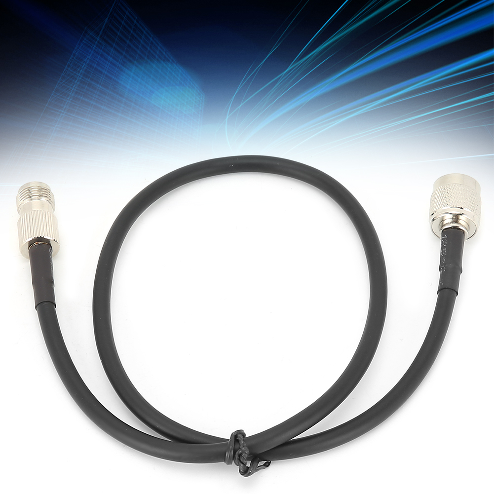 Ein schwarzes Kabel mit silbernen Anschlüssen vor verschwommenem Hintergrund.