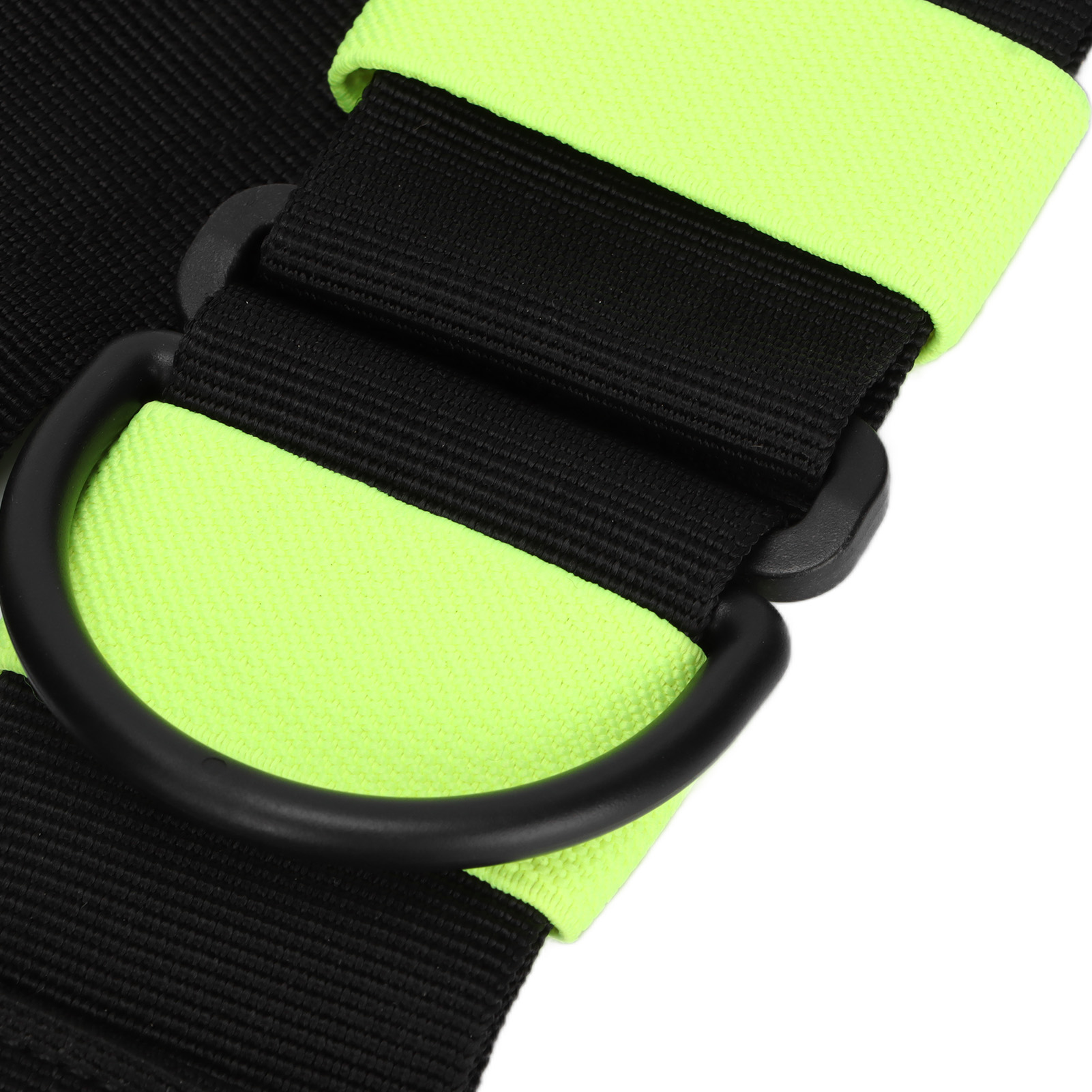Eine Nahaufnahme zeigt neongrünen Stoff und schwarze Riemen mit einem D-Ring, die Textur und Design hervorheben.