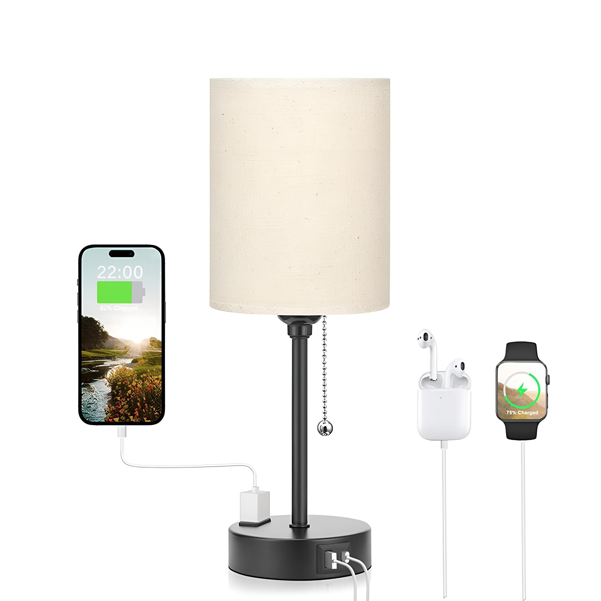 Eine Tischlampe lädt ein Telefon, AirPods und eine Uhr auf und hebt ihre USB-Ladefunktionen auf weißem Hintergrund hervor.