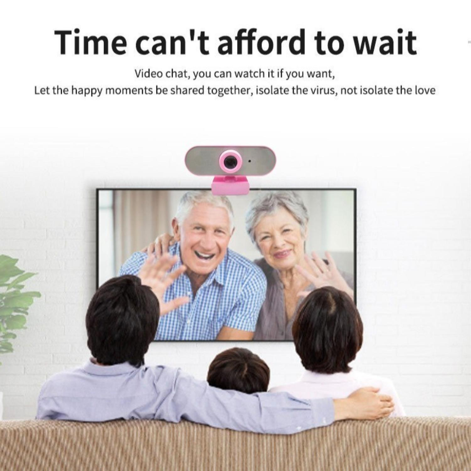 Eine rosa Webcam ist am Fernseher angebracht. Eine Familie schaut sie sich von ihrem Sofa aus an.