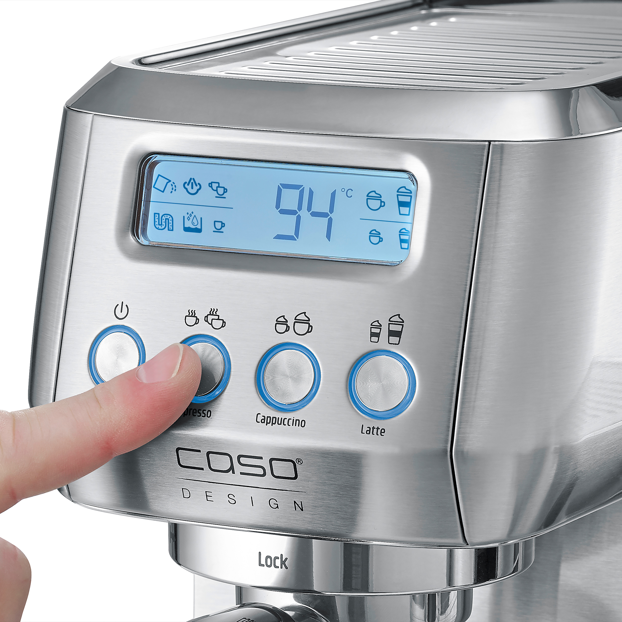 Ein Finger drückt den Espresso-Knopf an einer Caso Design Espressomaschine aus Edelstahl.