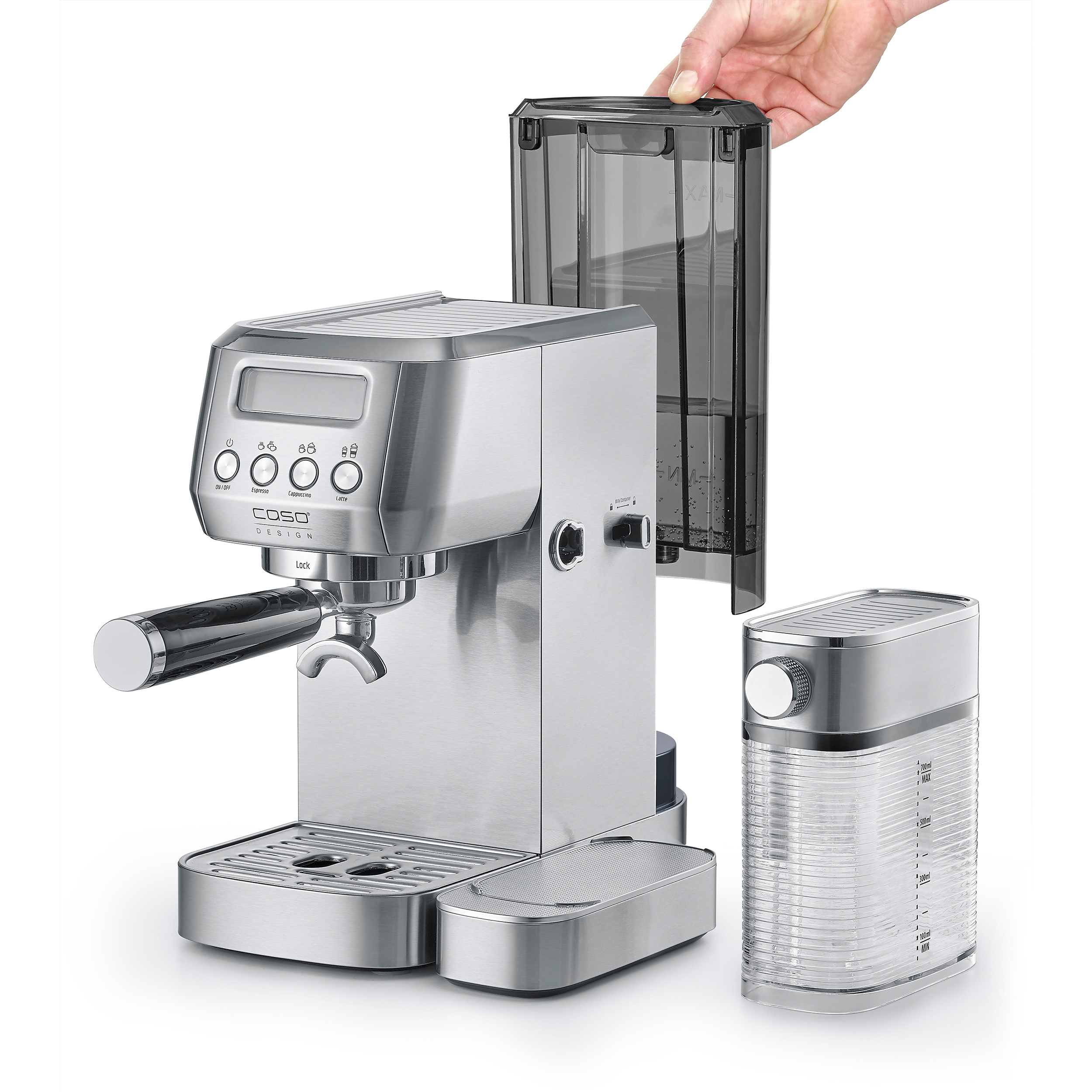 Eine Hand setzt einen Wassertank auf eine Caso Design Espressomaschine aus Edelstahl.