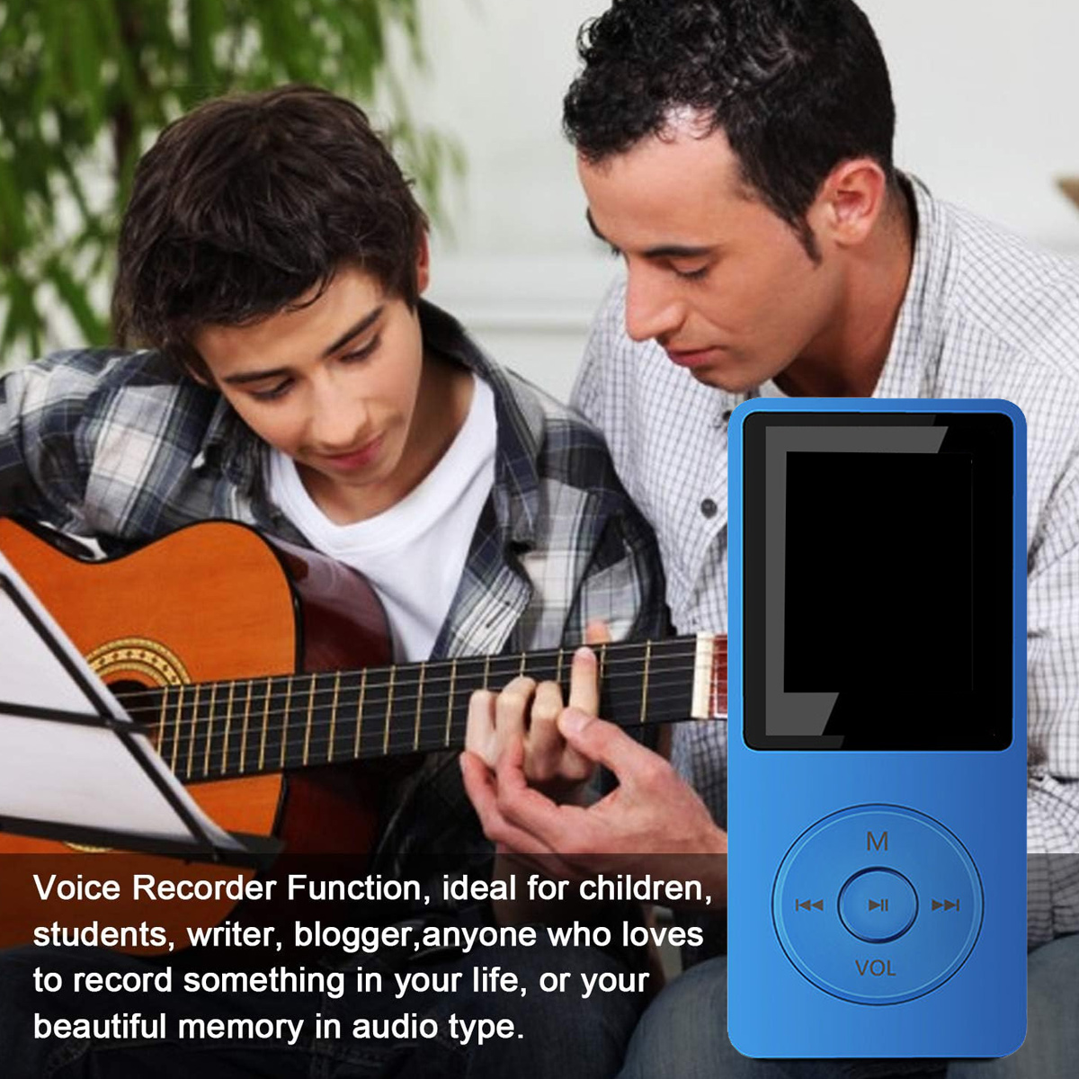 Ein Mann bringt einem Jungen Gitarre spielen bei. Ein blauer MP3-Player ist im Vordergrund.