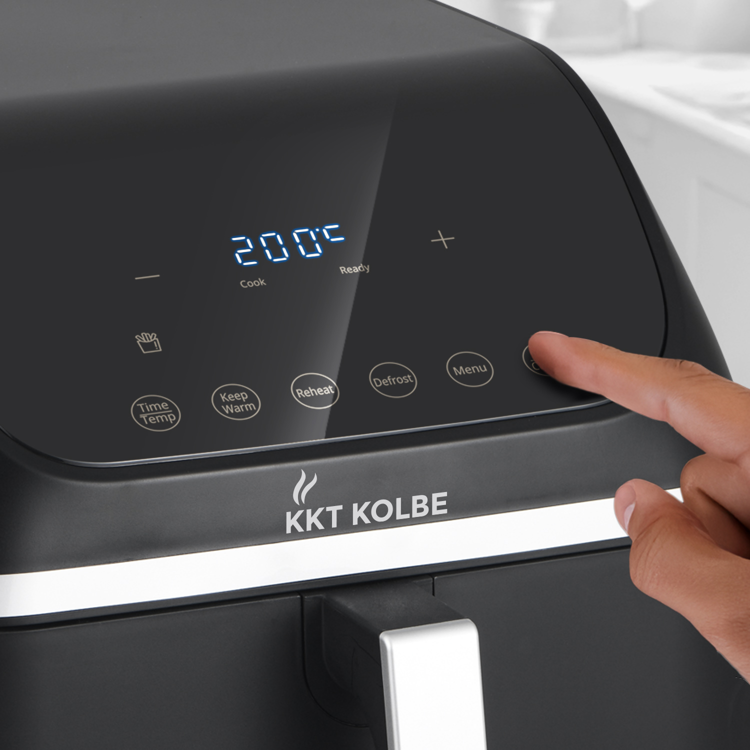 Die Hand einer Person drückt die Menütaste auf dem Bedienfeld einer schwarzen Heißluftfritteuse, die Anzeige zeigt 200°C.