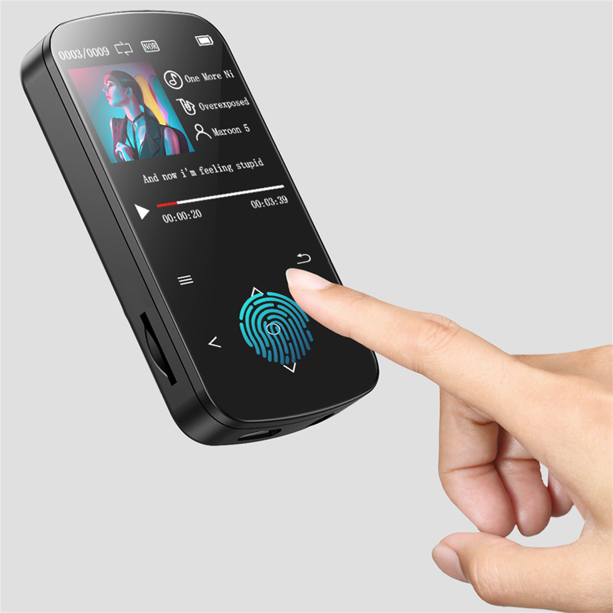 Schwarzer MP3-Player mit Finger, der den Bildschirm berührt. Der Bildschirm zeigt Musiksteuerungen.