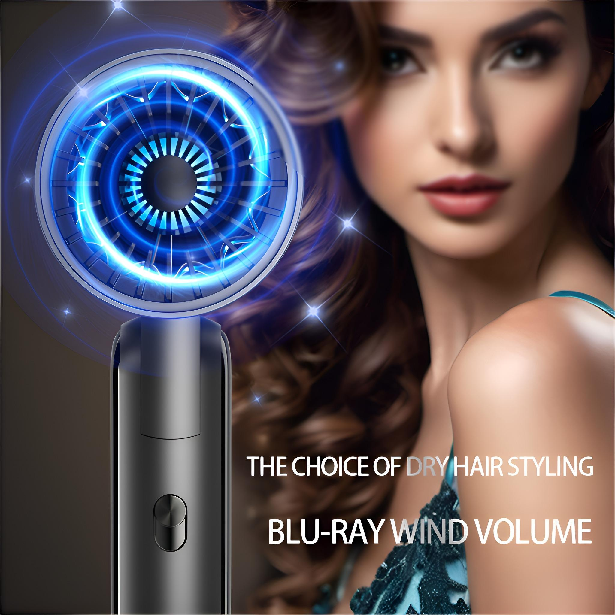 Ein grauer Haartrockner mit blauem Licht wird neben der Schulter einer Frau gezeigt, um die Möglichkeiten des Haarstylings hervorzuheben.
