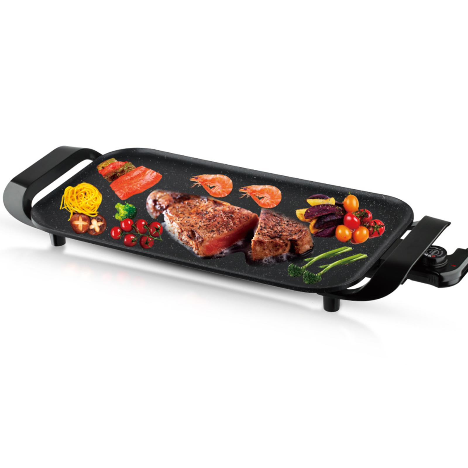Eine elektrische Grillplatte mit gekochtem Essen: Steak, Garnelen, Gemüse und Pasta.