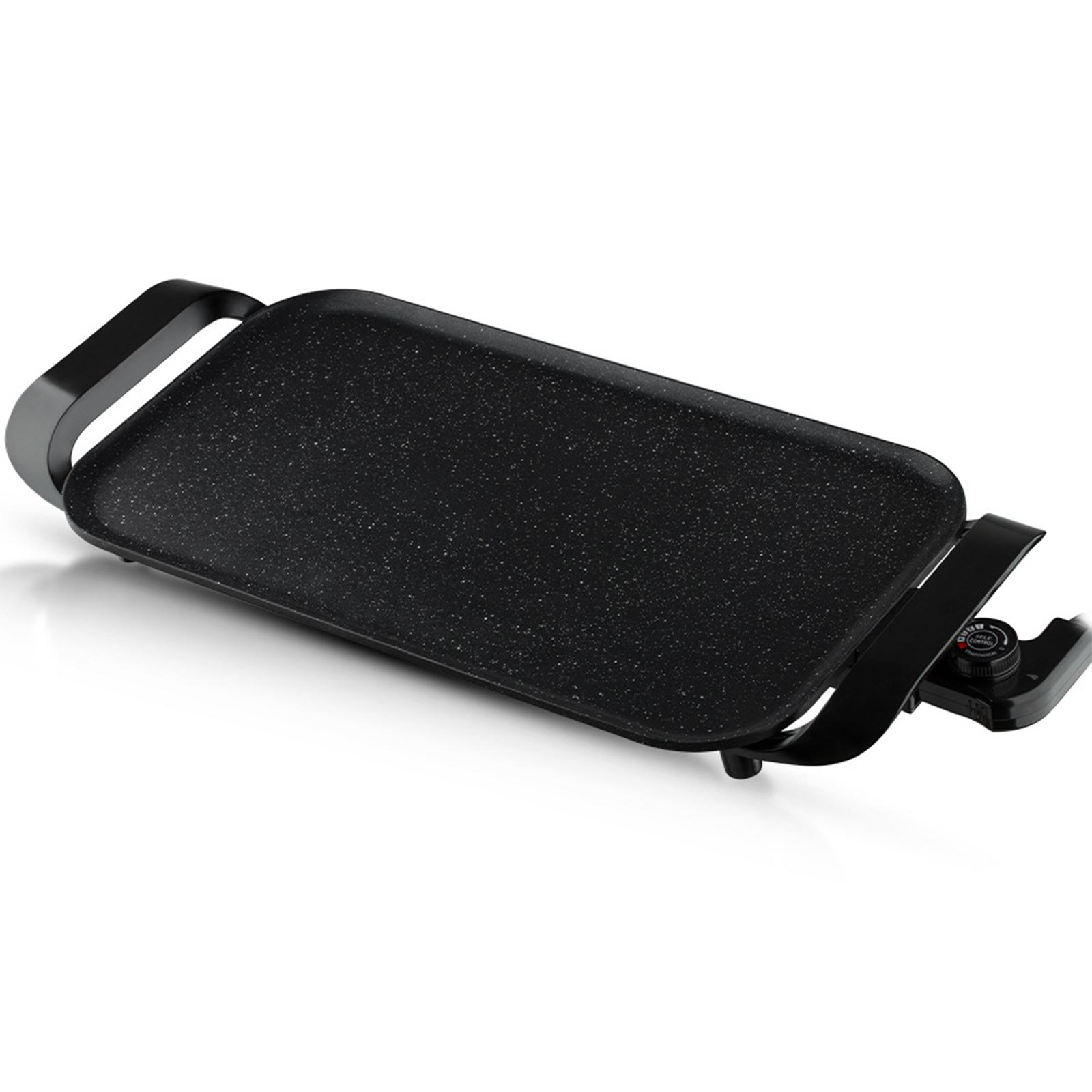 Eine elektrische Grillplatte, schräge Ansicht. Schwarz, mit Kochfläche, Griffen und Temperaturregelung.