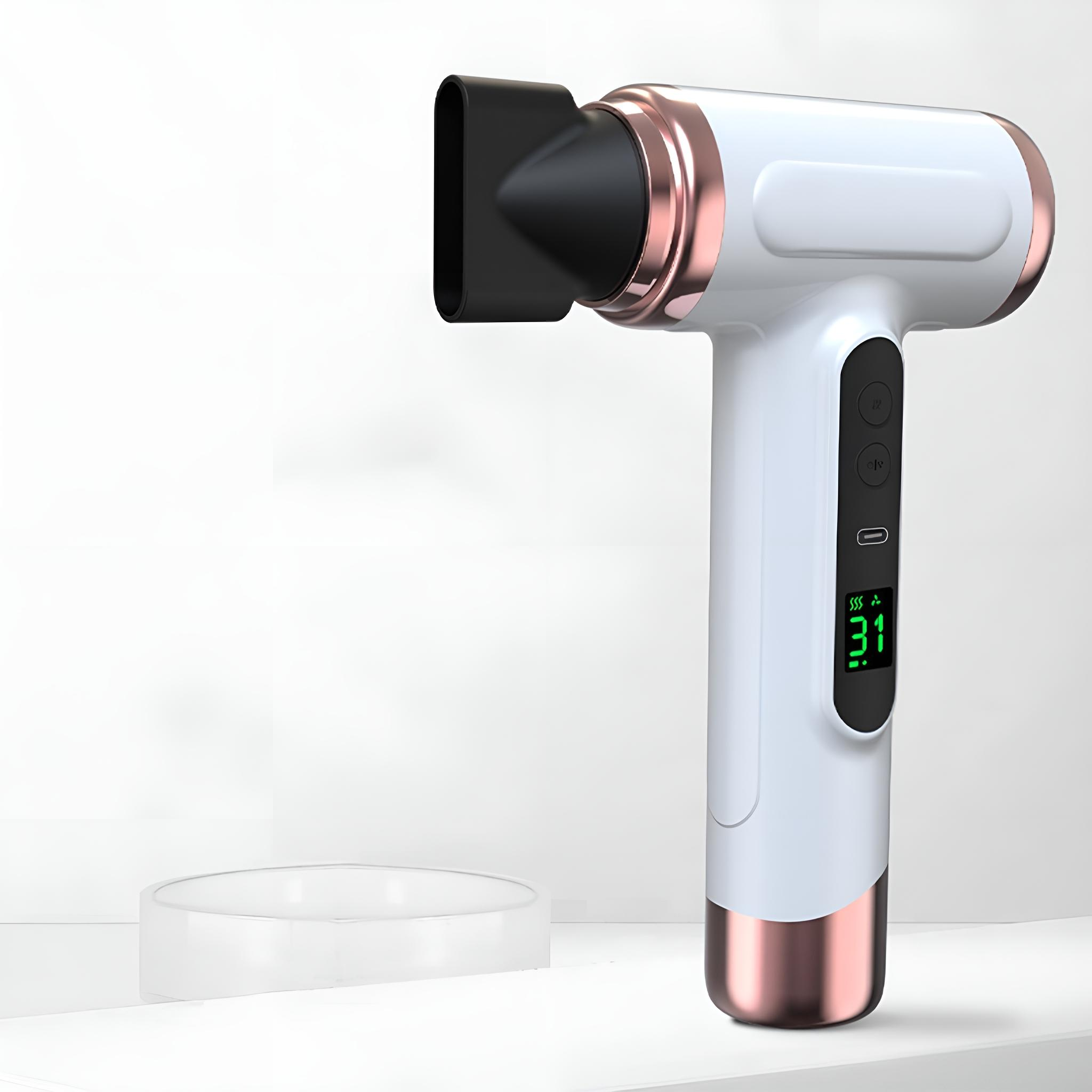 Weiße und roségoldene Massagepistole auf einer weißen Oberfläche mit digitaler Anzeige.