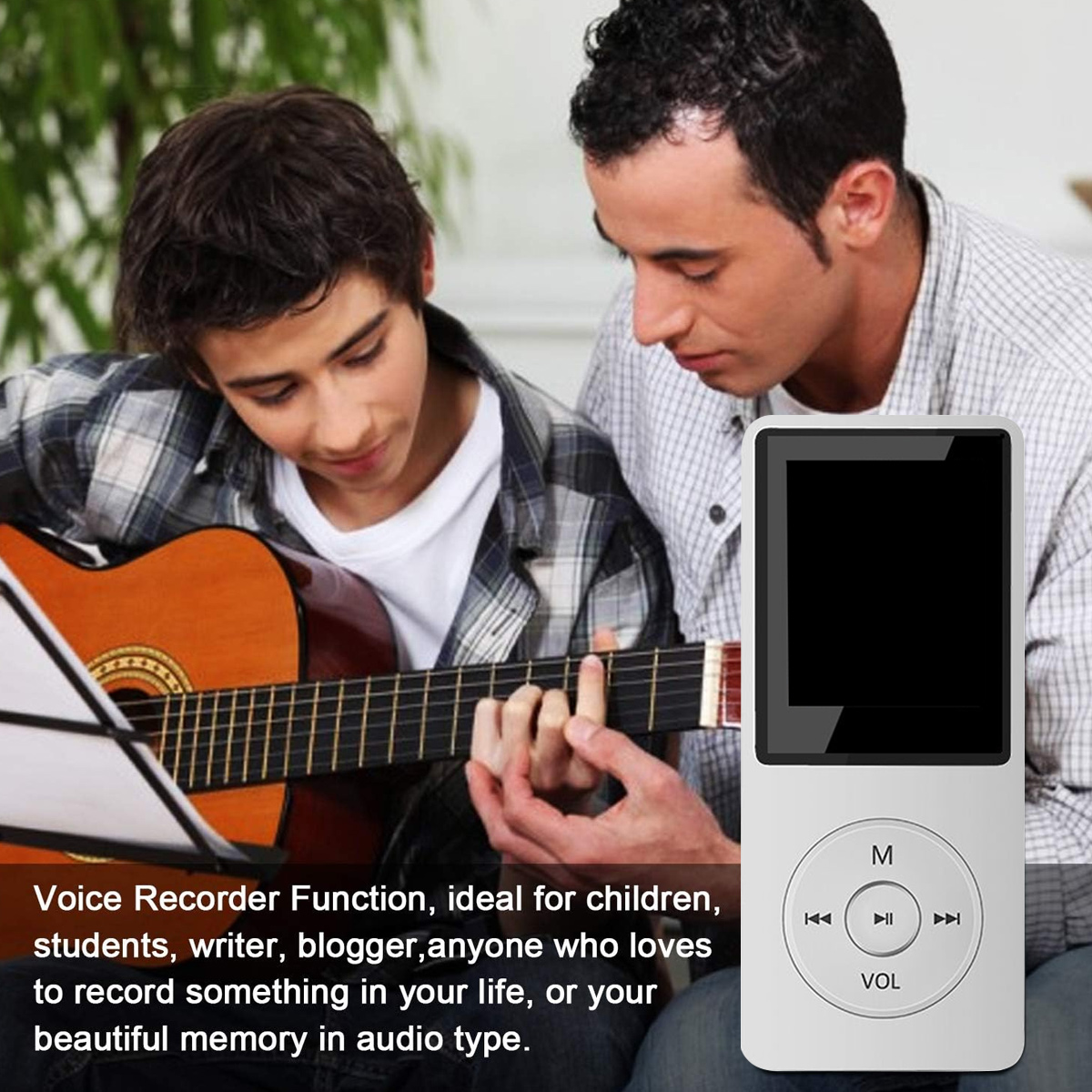MP3-Player in Gebrauch. Zwei Personen mit Gitarre, Fokus auf dem Player, mit Text.