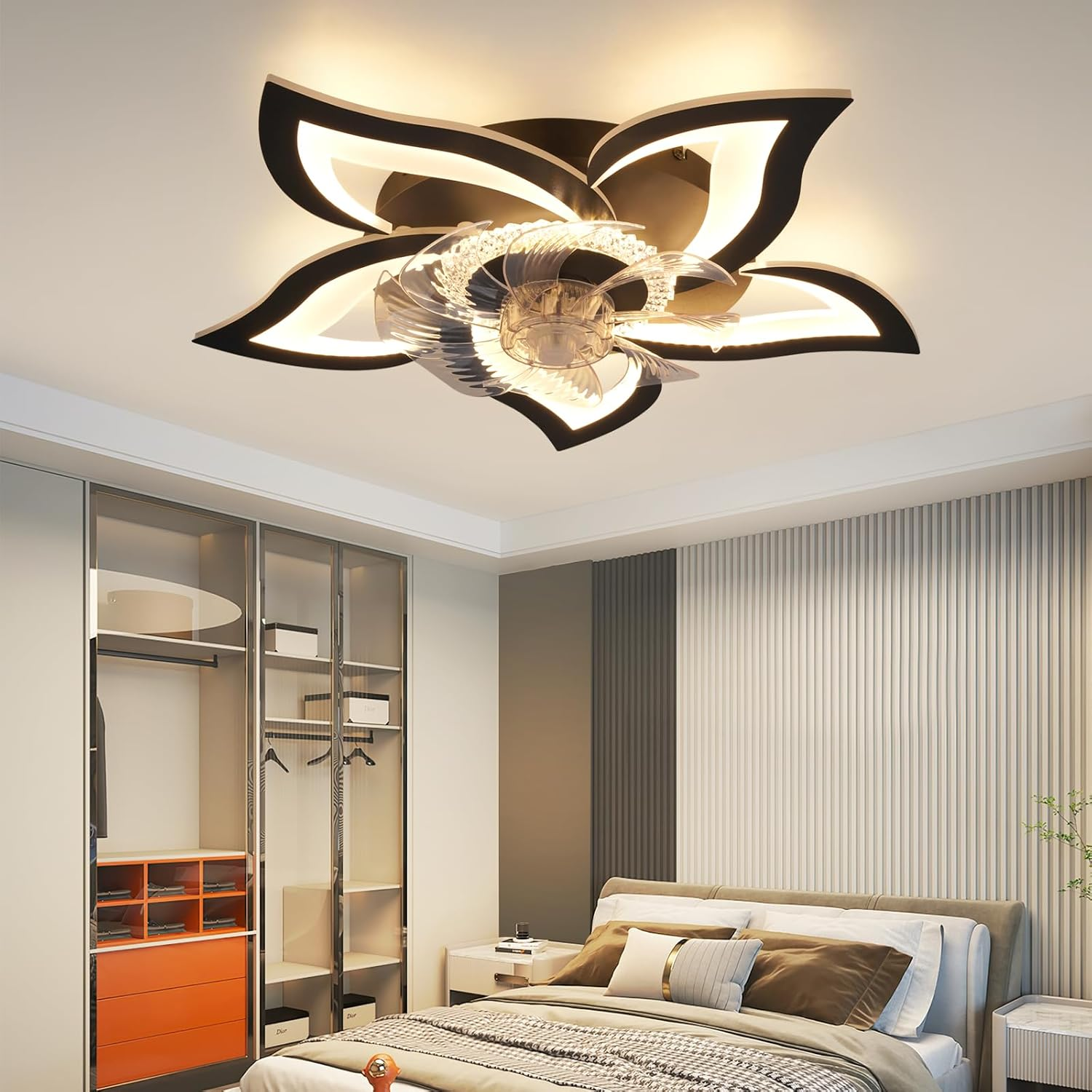 Un ventilatore a soffitto a forma di fiore con luci è montato in una camera da letto. La stanza include un letto e un armadio.