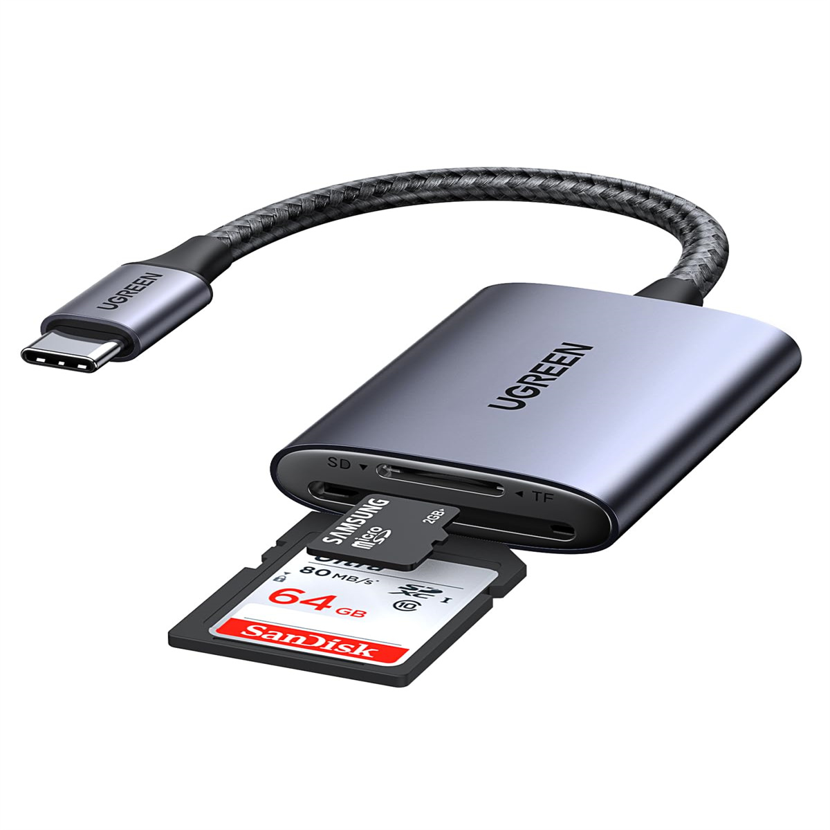 Ein UGREEN-Kartenleser mit einem USB-C-Kabel hat eine SanDisk SD-Karte eingesetzt.