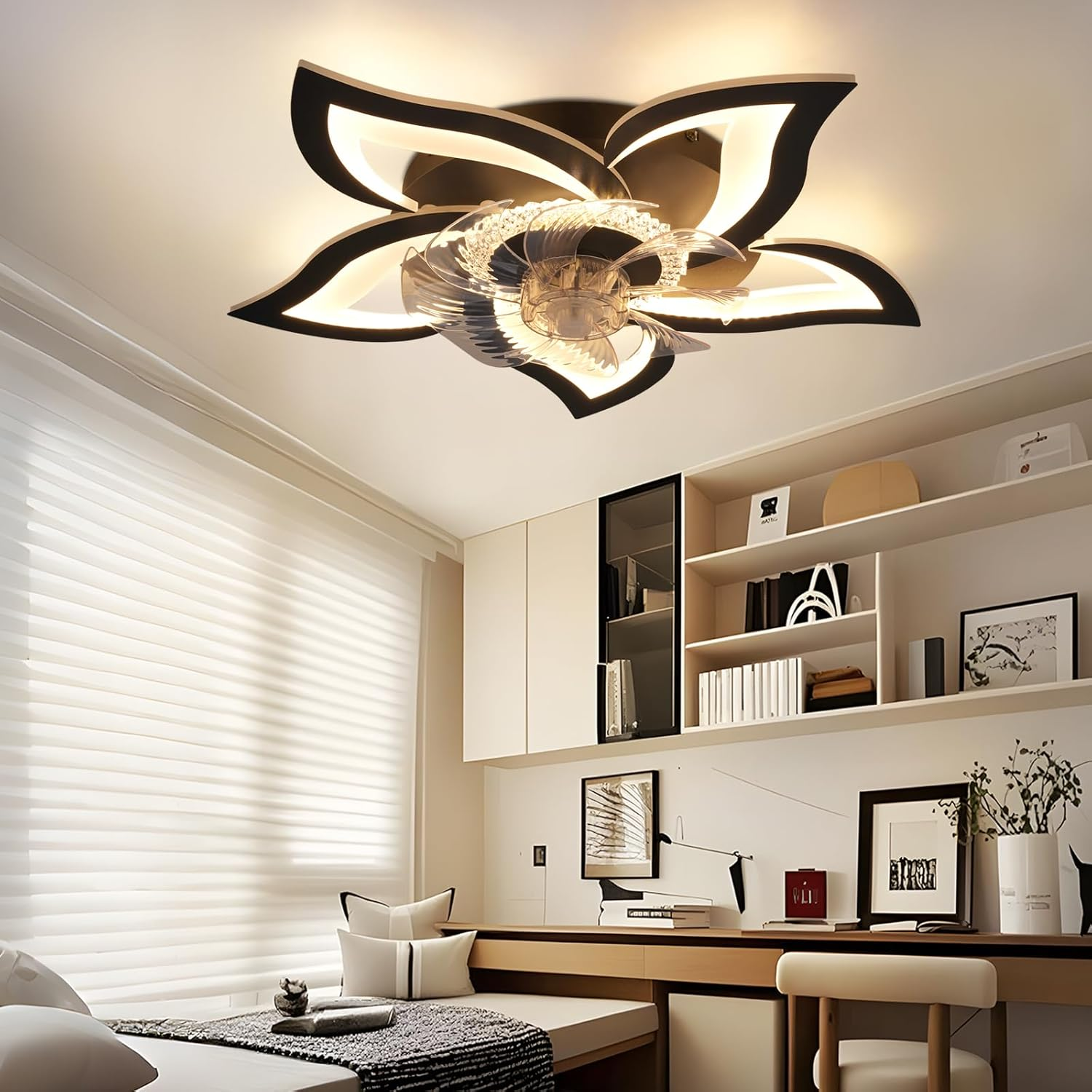 L'immagine mostra un ventilatore a soffitto a forma di fiore con luci in uno studio o in un ufficio.