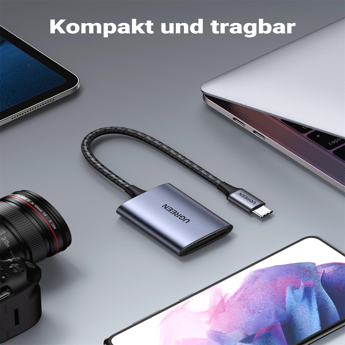 Ein kompakter UGREEN-Kartenleser mit einem USB-C-Kabel wird in der Nähe einer Kamera, eines Telefons und eines Laptops angezeigt.