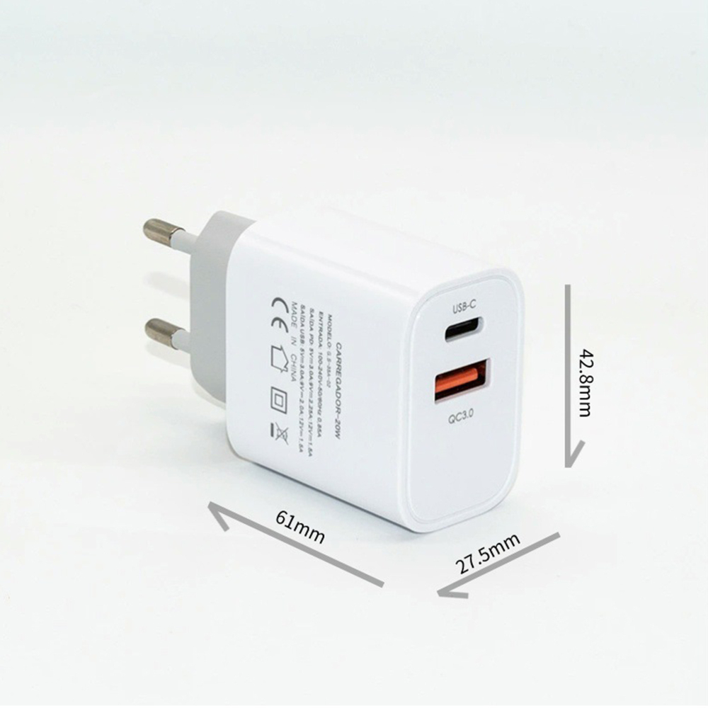 Ein weißes USB-Wandladegerät mit europäischem Stecker, einem USB-C-Anschluss und einem USB-A-Anschluss auf weißem Hintergrund.