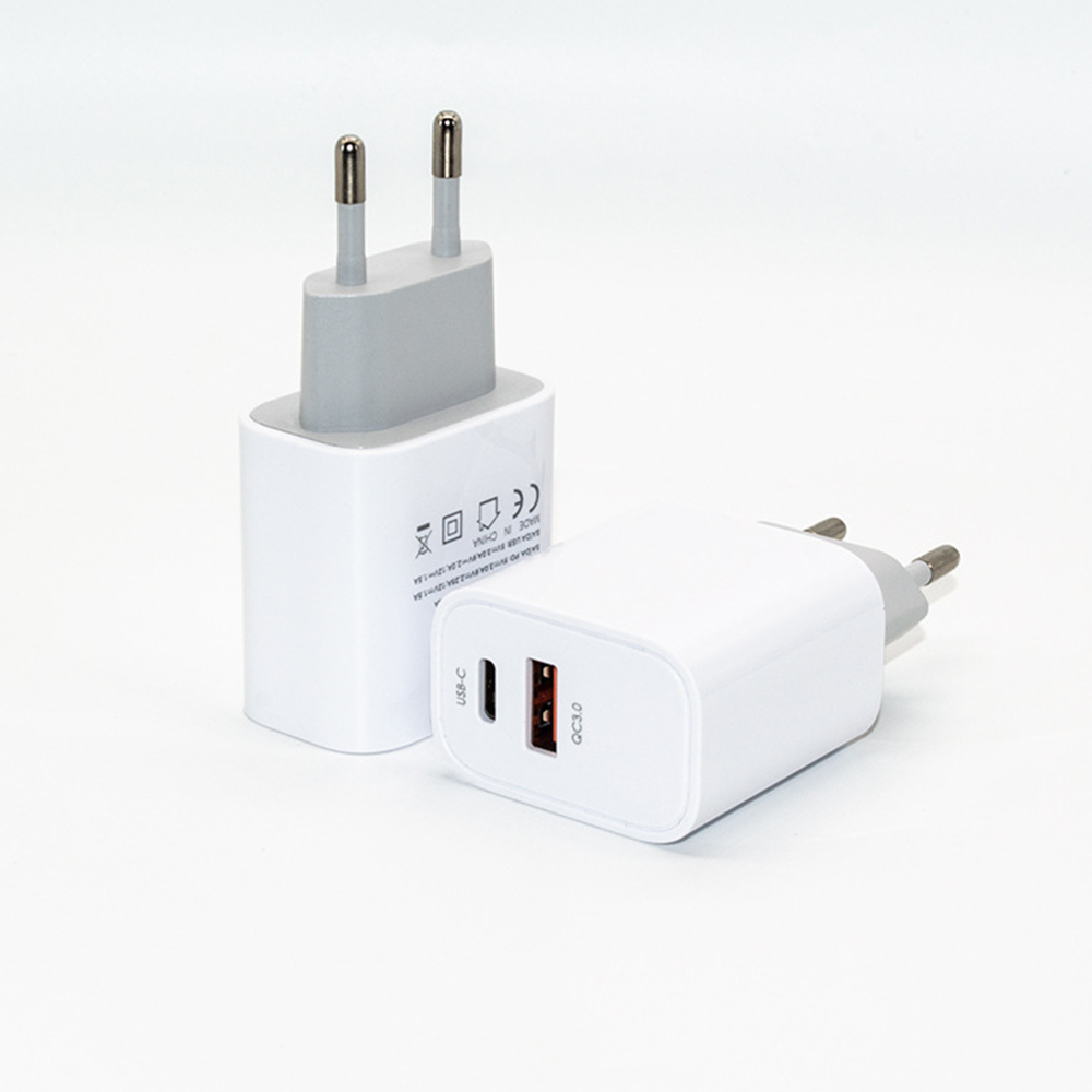 Zwei weiße USB-Wandladegeräte mit europäischen Steckern, einem USB-C-Anschluss und einem USB-A-Anschluss auf weißem Hintergrund.