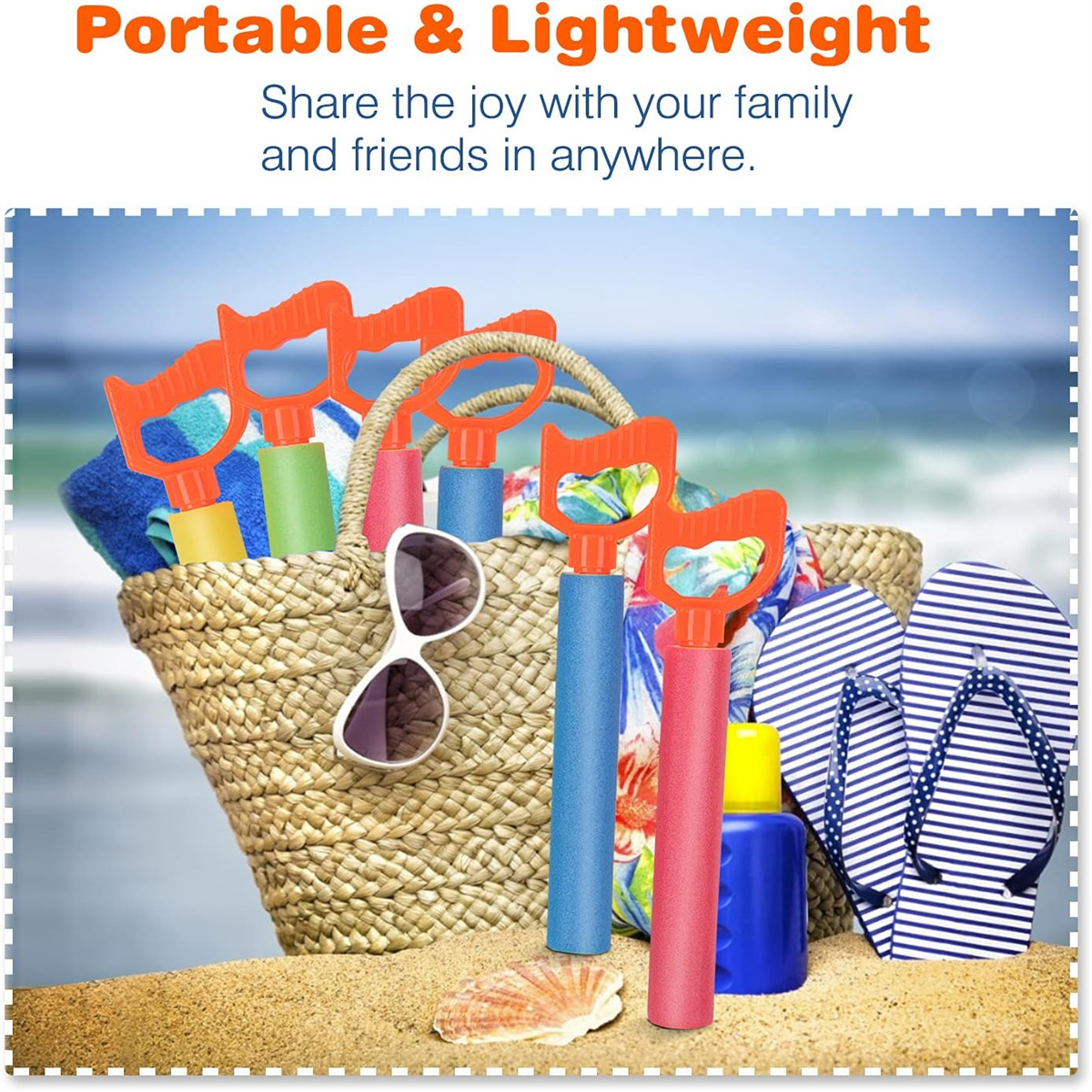 Strandtasche gefüllt mit Wasserspritzern, Sonnenbrillen und Flip-Flops an einem Sandstrand mit dem Meer im Hintergrund.