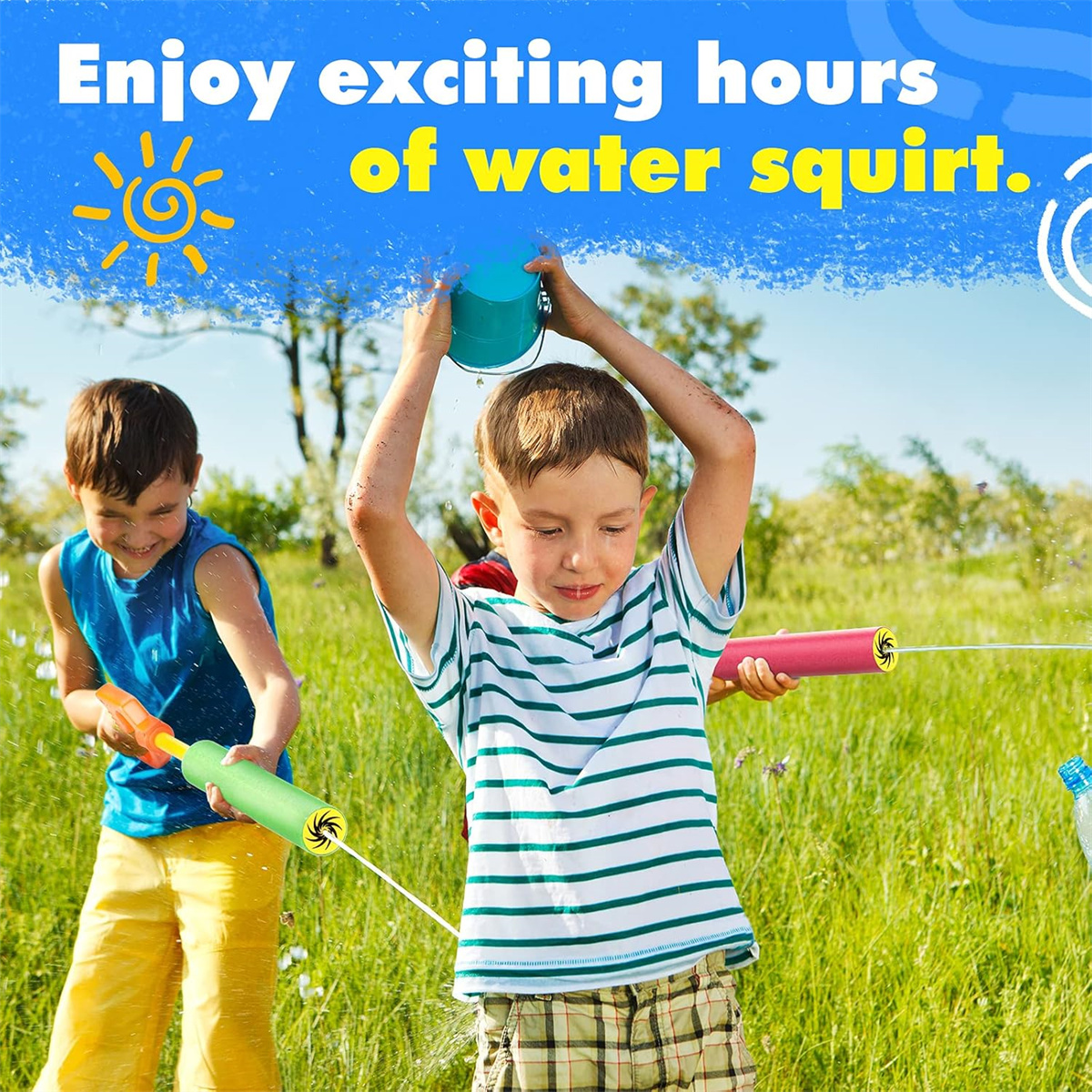 Zwei Jungen spielen draußen mit Wasserpistolen, einer hält einen Eimer über den Kopf.