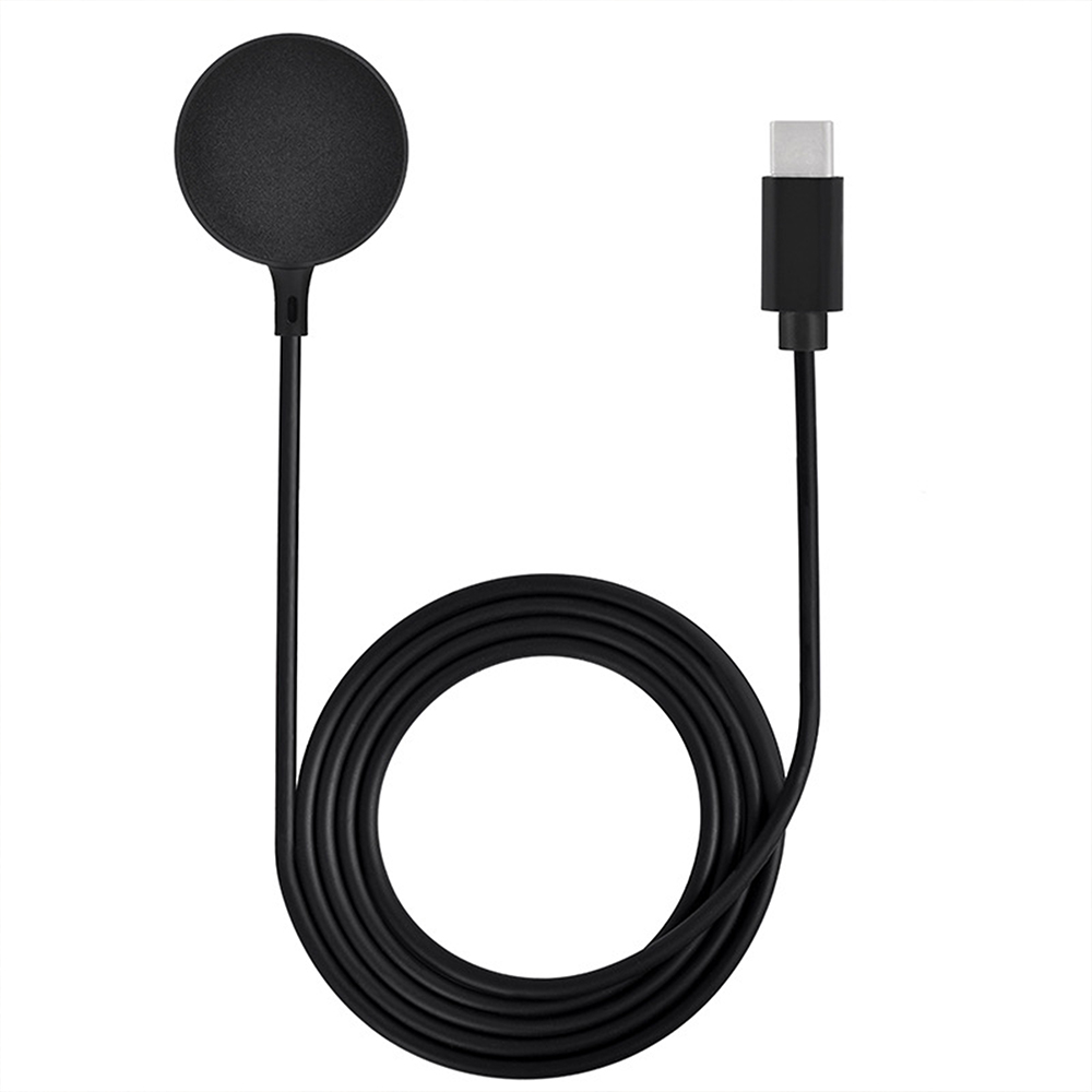 Ein schwarzes kabelloses Ladegerät mit einem darum gewickelten USB-C-Kabel, vor einem weißen Hintergrund.