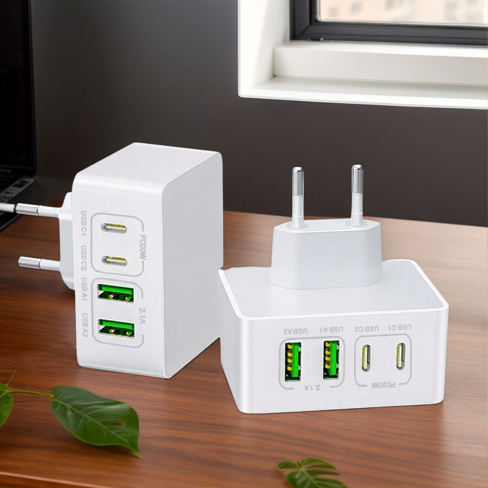Zwei weiße USB-Wandladegeräte mit mehreren Anschlüssen auf einem Schreibtisch.