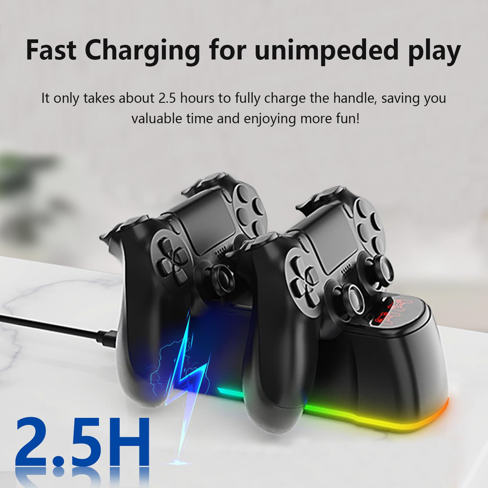 Zwei schwarze Gamecontroller werden auf einer Station mit LED-Leuchten aufgeladen, was eine Ladezeit von 2,5 Stunden hervorhebt.